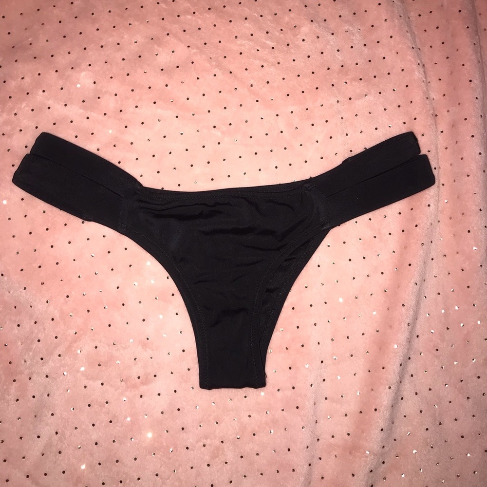 Cheeky bikini bottoms